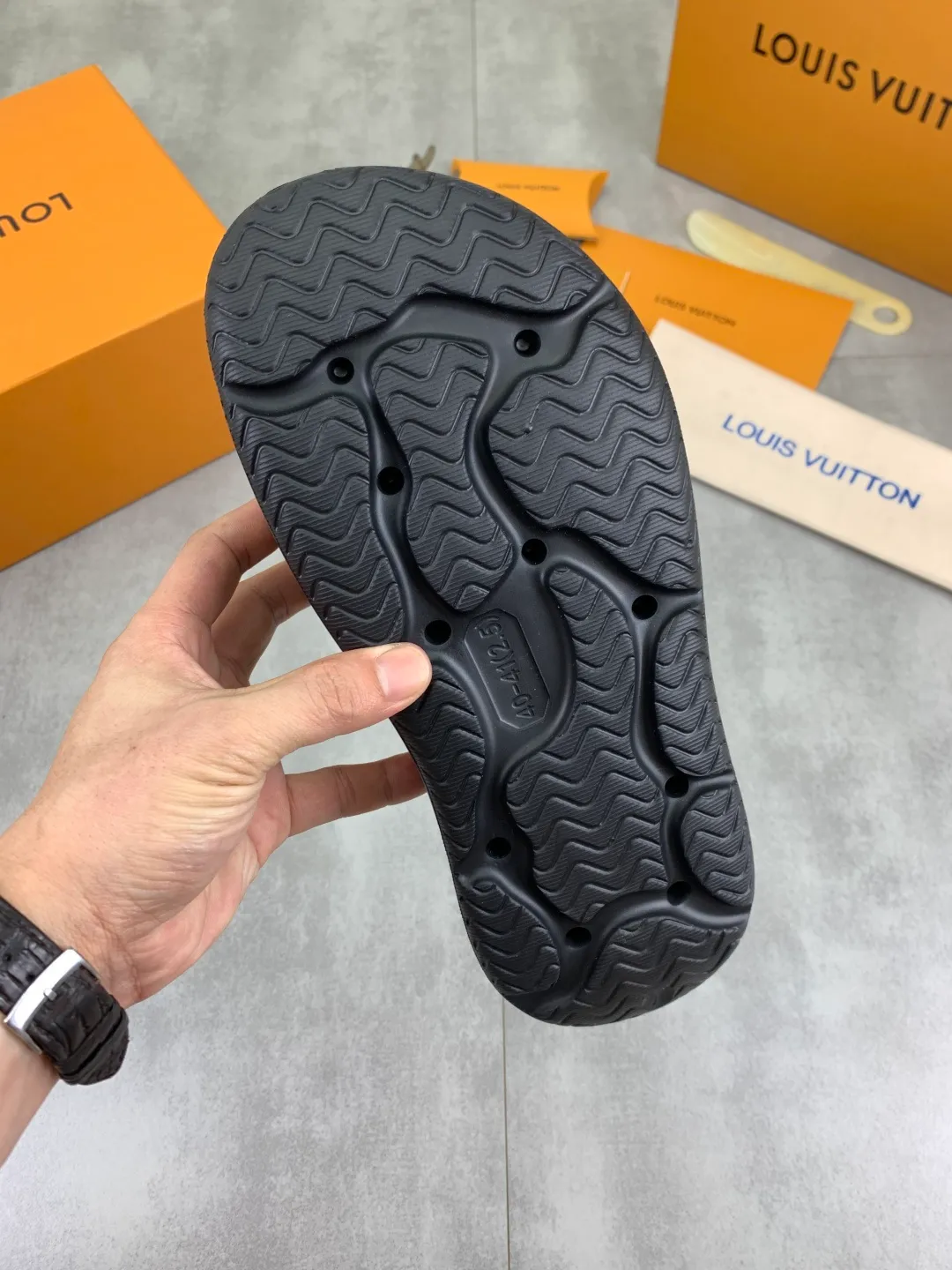Men's shoes 💰P320💰【New style】🆘 Original quality 【LOUIS VUITTON】The popular Louis Vuitton LV men's slippers on the official website are on sale simultaneously! Original fabric imported from Italy. Original bottom provided by the original factory. Number of yards: 38-44 (customized to 45). Multiple colors to choose from. Fully packaged drawer box.
